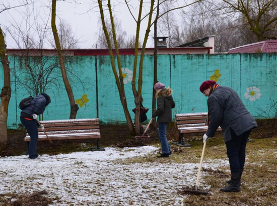 Сотрудники комитета по труду занятости и социальной защите Мингорисполкома приняли участие в субботнике по благоустройству территорий столичных интернатов